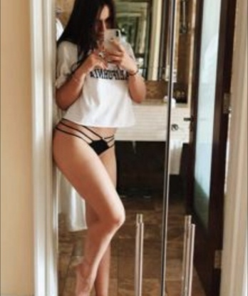 Яркая брюнетка с аппетитной фигурой и огромным желанием исполнить все твои сокровенные фантазии приглашает к себе. Позволь себе быть счастливым прямо сейчас! 15358, 20 лет